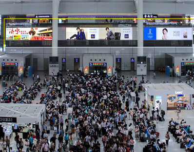 上海虹桥站出发层检票口上方墙面灯箱广告