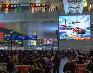 上海虹桥站出发层东、西安检口功能房墙面灯箱广告