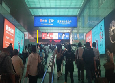 上海站出站通道口吊楣单面灯箱广告