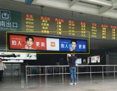上海站出站通道口吊楣双面灯箱广告