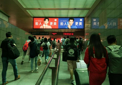上海站东西通道北出口灯箱广告