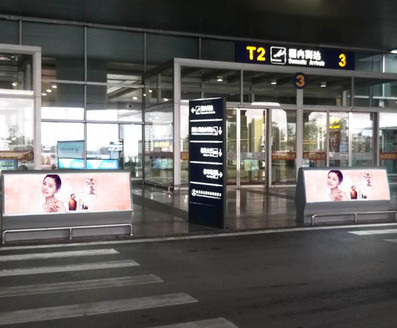 南昌机场到达厅出入口处灯箱广告