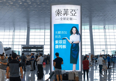武汉机场T3航站楼竖式双面落地灯箱广告