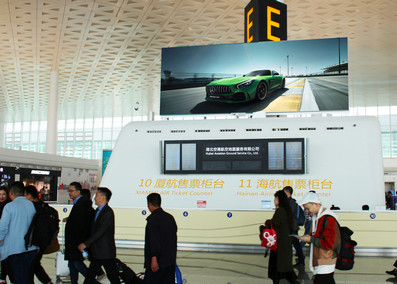 武汉机场T3航站楼出发值机岛上方墙面灯箱广告