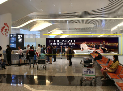 武汉机场T3航站楼国内AB区行李厅玻璃双面隔断落地灯箱广告