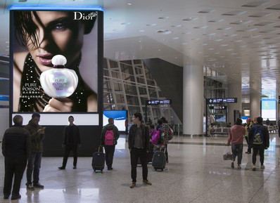 武汉机场T3航站楼到达7、8号门前包柱灯箱广告