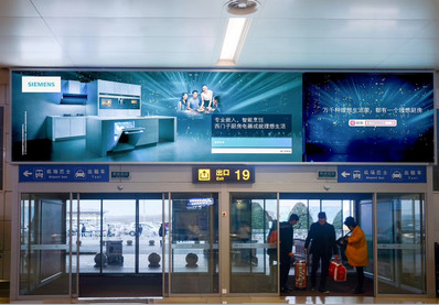 长春机场T1航站楼一层迎客厅出口门上方墙面灯箱广告