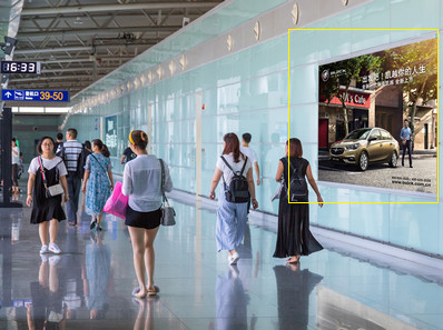 长沙机场T2航站楼出发通廊墙面灯箱广告