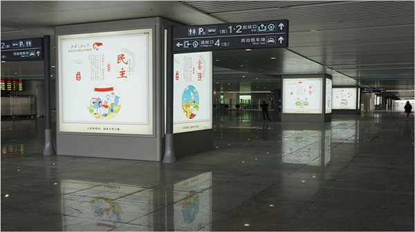 佛山西高铁站灯箱广告