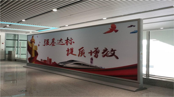 佛山西高铁站灯箱广告