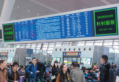 杭州东站候车厅显示屏两侧灯箱广告