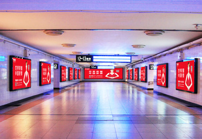 北京站西地下进站通道侧墙灯箱广告