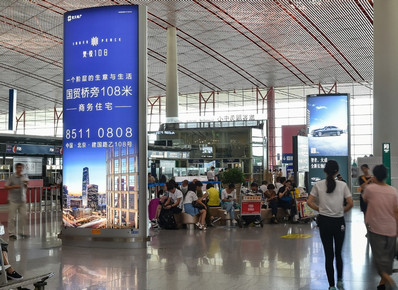 北京首都机场出发值机大厅办票岛图腾灯箱广告
