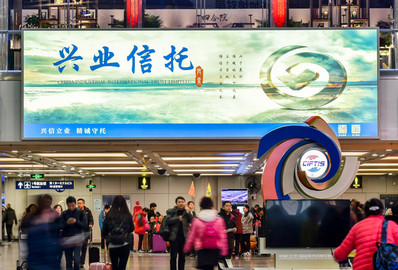 北京首都机场T2国内出发大厅上方灯箱广告案例图