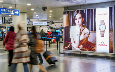 北京首都机场T2国内出发办票厅入口两侧灯箱广告案例图