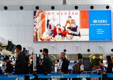 北京首都机场T2国内出发办票大厅上方灯箱广告案例图
