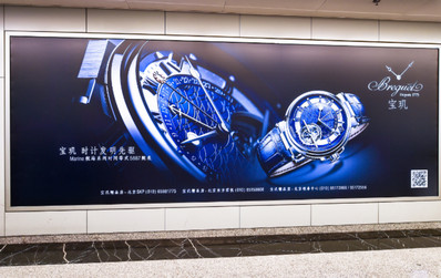北京首都机场VIP安检口动感灯箱广告案例图
