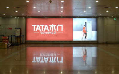 北京首都机场T2国内行李厅正对出口墙面灯箱广告案例图