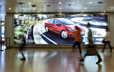 北京首都机场T2国内行李厅墙面紧邻出口灯箱广告案例图2