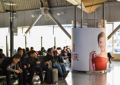 北京首都机场T2国内出发候机垂头包柱贴膜广告案例图