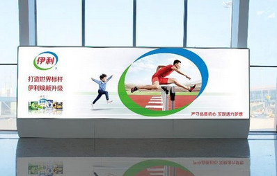 北京大兴国际机场混流区侧窗灯箱广告