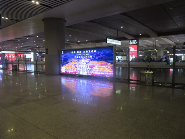 西安曲江新区西安北站进站层灯箱广告