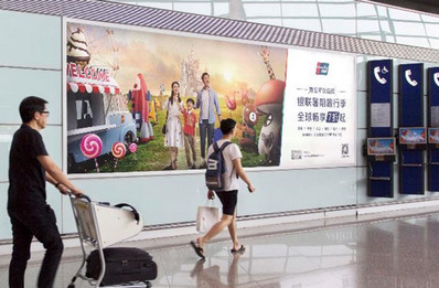 北京首都机场T3出发墙体灯箱广告案例图