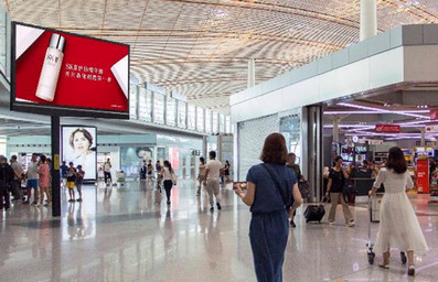 北京首都机场T3免税区柱形LED电子屏广告案例图