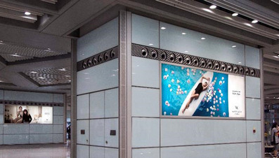 北京首都机场T3到达站台墙面灯箱广告案例图