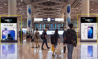 北京首都机场T3行李提取区落地立式灯箱广告案例图