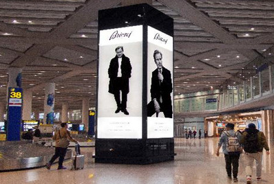 北京首都机场T3行李提取区品牌包柱灯箱广告案例图