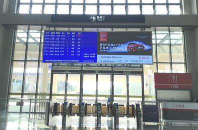 开平南站检票口上方LED广告案例图