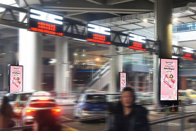 上海虹桥机场T2到达出租等待区刷屏机广告