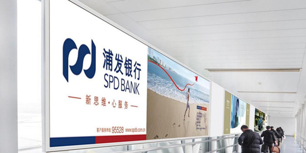 重庆机场廊桥灯箱广告