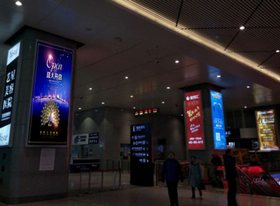 哈滨西站出站区方形廊柱灯箱广告
