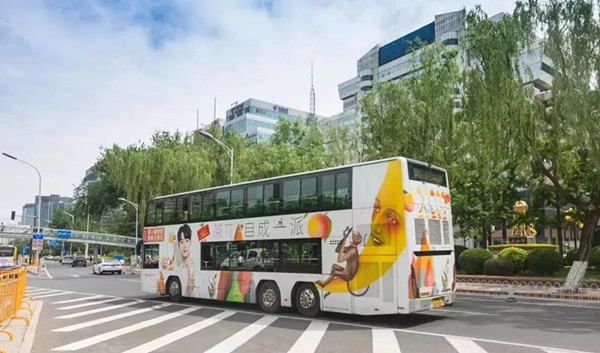 双层公交车身广告