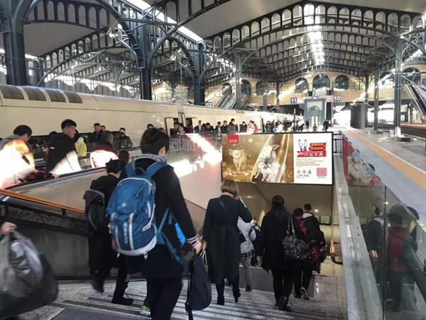 高铁站灯箱广告