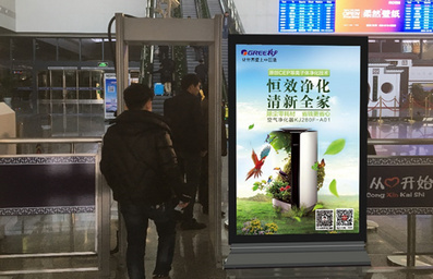 虎门高铁站站内安检口滚动灯箱广告