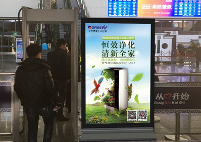 广州南站安检口滚动灯箱广告