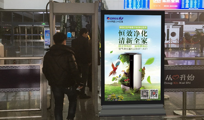 长沙南站安检口滚动灯箱广告