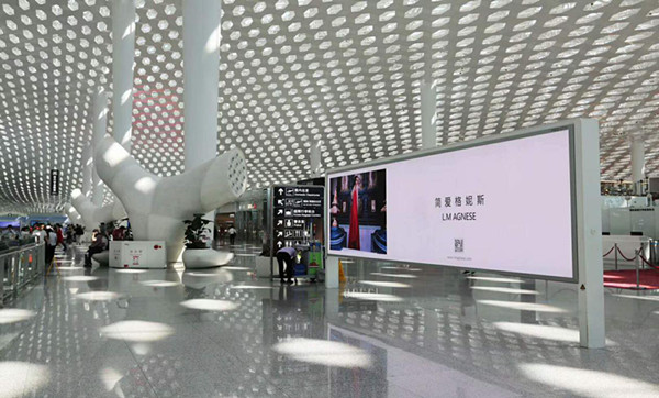 简爱格妮斯机场广告