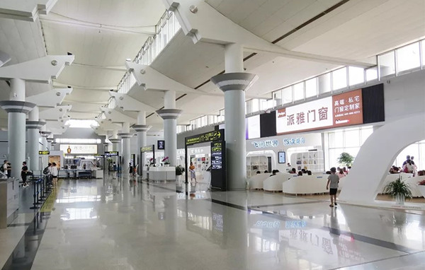 派雅门窗机场广告