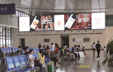 台州高铁站二楼候车大厅两侧墙面灯箱广告