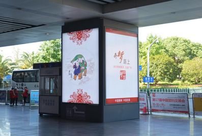 台州高铁站出站检票口四面柱灯箱广告