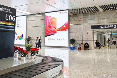 宁波机场行李提取厅出口迎面灯箱广告案例图