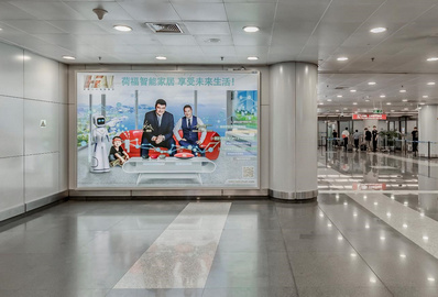 北京机场T2值机厅墙体灯箱广告