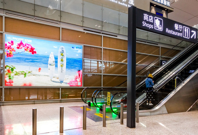 南京机场国际出发大厅墙体灯箱广告