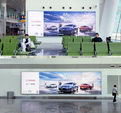 武汉机场T3二层出发到达混合通廊灯箱广告