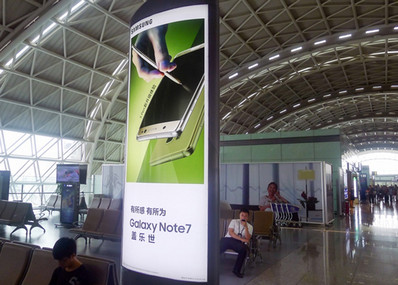 成都机场T2二层出发候机区域图腾灯箱广告