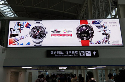济南机场国内出发到达通廊正上方灯箱广告